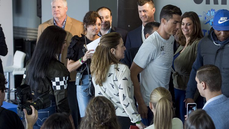 Cristiano Ronaldo rodeado de algunas personas que acudieron a la inauguración de su nuevo gimnasio