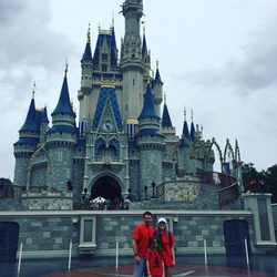 Jamie Lynn Spears con su hija Maddie y su marido Jamie Watson en Disney World