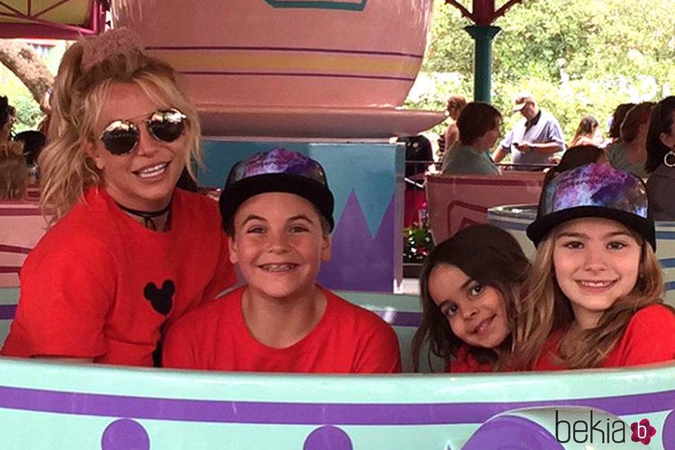 Britney Spears con su hijo Sean y sus sobrinas Maddie y Lexie en Disney World