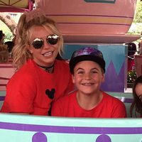 Britney Spears con su hijo Sean y sus sobrinas Maddie y Lexie en Disney World