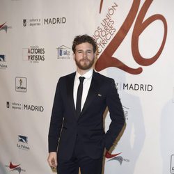 Álvaro Cervantes en la red carpet de la XXVI edición de los Premios de la Unión de Actores