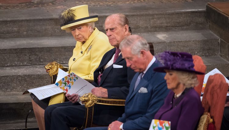 La Reina Isabel, el Duque de Edimburgo, el Príncipe Carlos y la Duquesa de Cornualles en la Misa del Día de la Commonwealth 2017
