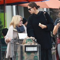 Irina Shayk comprando con la madre de Bradley Cooper en Los Angeles
