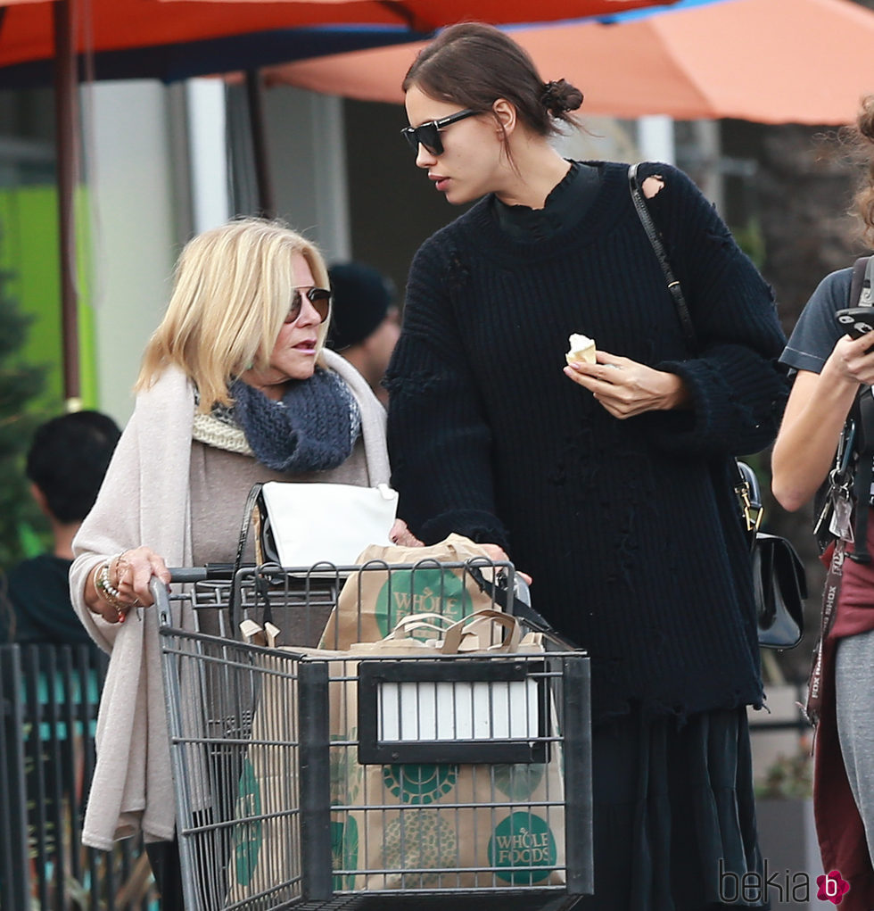 Irina Shayk comprando con la madre de Bradley Cooper en Los Angeles