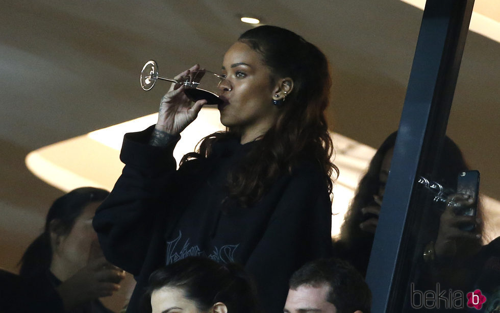 Rihanna tomándose una copa de vino en Francia
