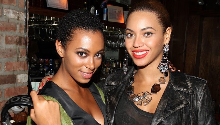 Beyoncé y Solange Knowles en una fiesta en 2012