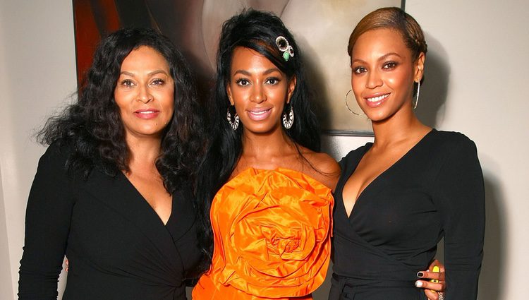 Solange y Beyoncé Knowles acompañadas de su madre