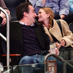 Mary-Kate Olsen y Olivier Sarkozy viendo un partido de la NBA