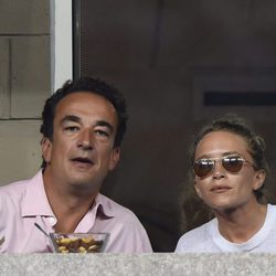 Olivier Sarkozy y Mary-Kate Olsen viendo un partido del US Open