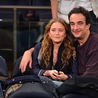 Mary-Kate Olsen con Olivier Sarkozy viendo el Dallas-Nueva York de la NBA