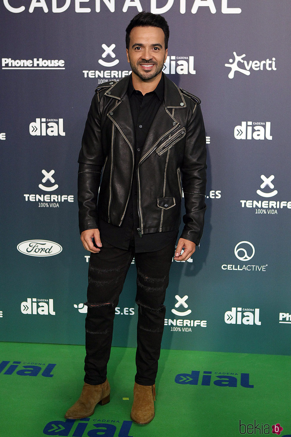Luis Fonsi en la alfombra roja de los Premios Cadena Dial 2017