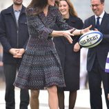 Kate Middleton jugando al rugby durante su visita a París