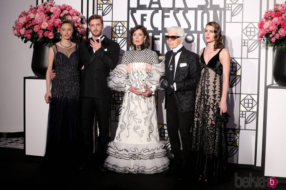 Beatrice Borromeo, Pierre Casiraghi, Carolina de Mónaco, Karl Lagerfeld y Carlota Casiraghi en el Baile de la Rosa