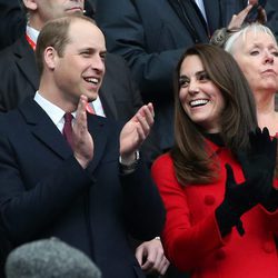 Los Duques de Cambridge en un partido de rugby durante su visita a París