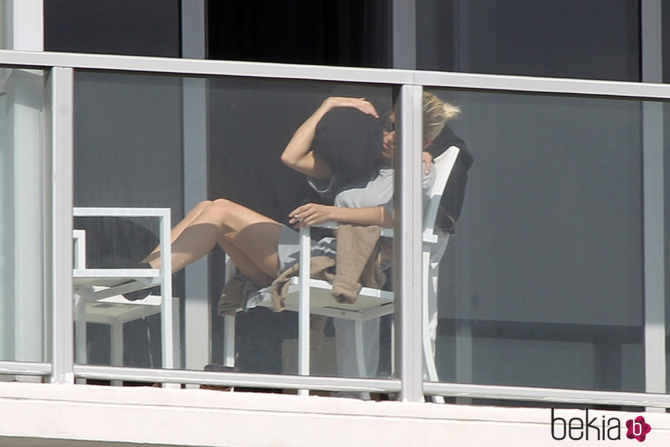 Ana Fernández y Adrián Roma, cariñosos en la terraza de un hotel de Miami