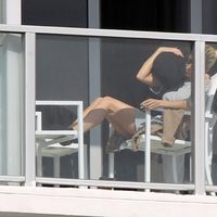 Ana Fernández y Adrián Roma, cariñosos en la terraza de un hotel de Miami