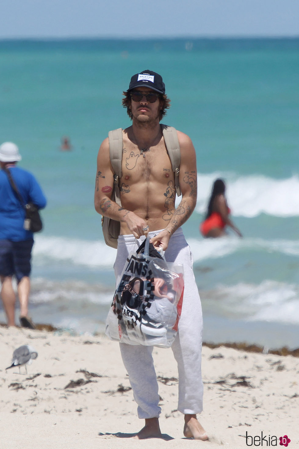 Adrián Roma con el torso desnudo en una playa de Miami
