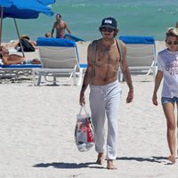 Ana Fernández y Adrián Roma en una playa de Miami