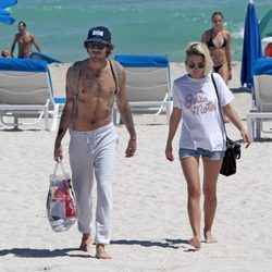 Ana Fernández y Adrián Roma en una playa de Miami