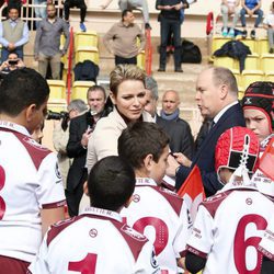 Alberto y Charlene de Mónaco con unos niños en el Torneo de Rugby de Santa Devota