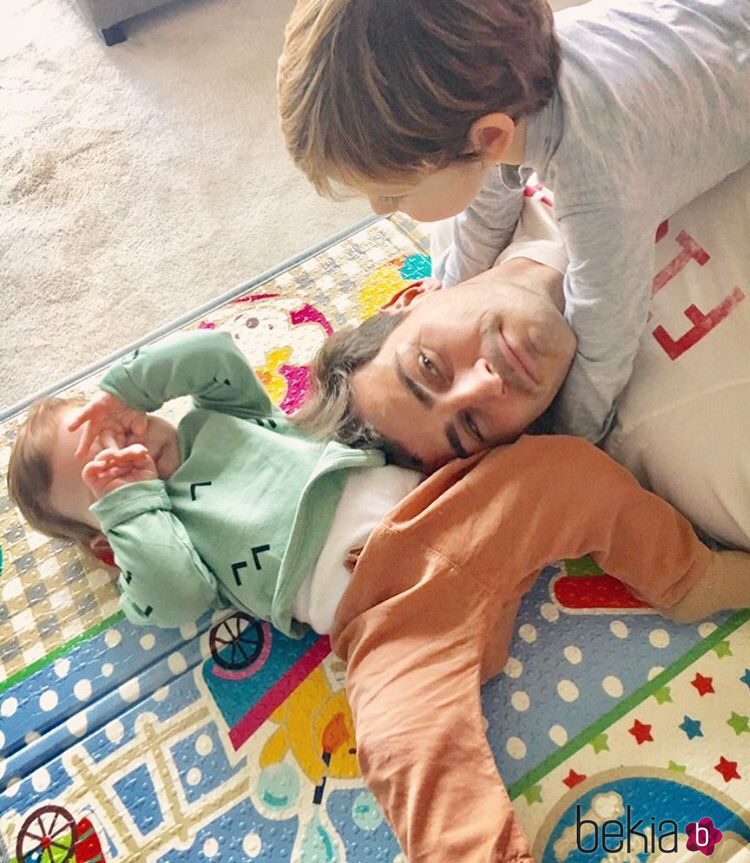 Iker Casillas jugando con sus hijos Martín y Lucas