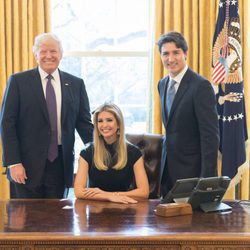 Ivanka Trump en el Despacho Oval junto a Donald Trump y Justin Trudeau