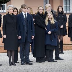 Benedicta de Dinamarca con sus hijos Gustav, Alexandra y Nathalie, su hermana Ana María de Grecia y su sobrina Theodora de Grecia en el funeral de el Prínc