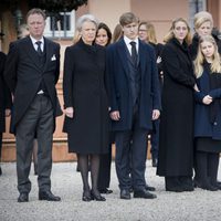 Benedicta de Dinamarca con sus hijos Gustav, Alexandra y Nathalie, su hermana Ana María de Grecia y su sobrina Theodora de Grecia en el funeral de el Prínc