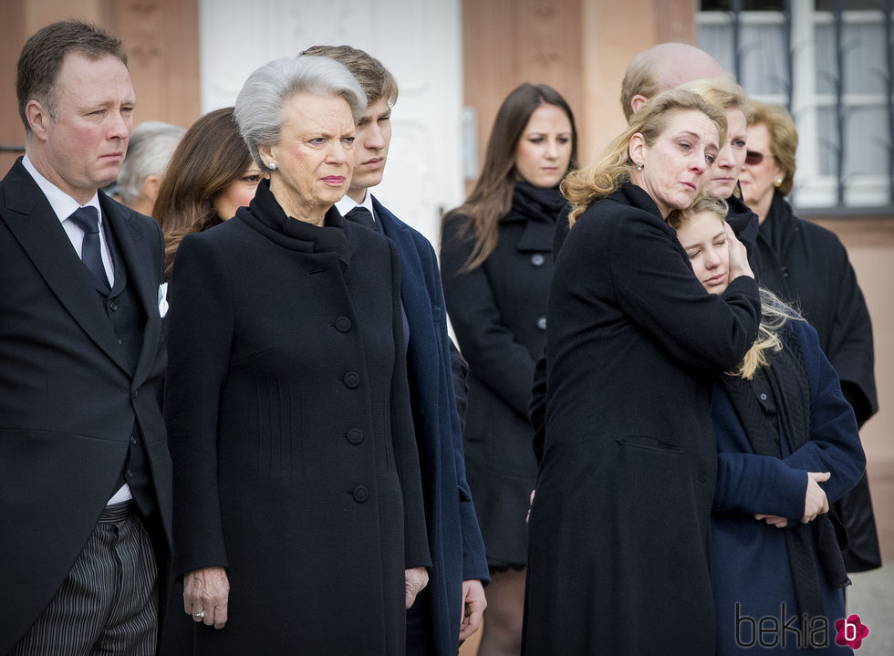 Benedicta de Dinamarca y sus hijos Gustavo y Alexandra en el funeral del Príncipe alemán Richard zu Sayn-Wittgenstein Berleburg