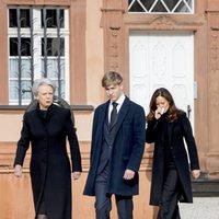 Benedicta de Dinamarca, el Conde Friedrich y Carina Axelsson en el funeral del Príncipe alemán Richard zu Sayn-Wittgenstein Berleburg