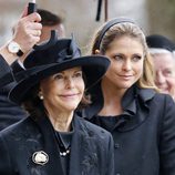 La Reina Silvia de Suecia y la Princesa Magdalena en el funeral del Príncipe alemán Richard zu Sayn-Wittgenstein Berleburg