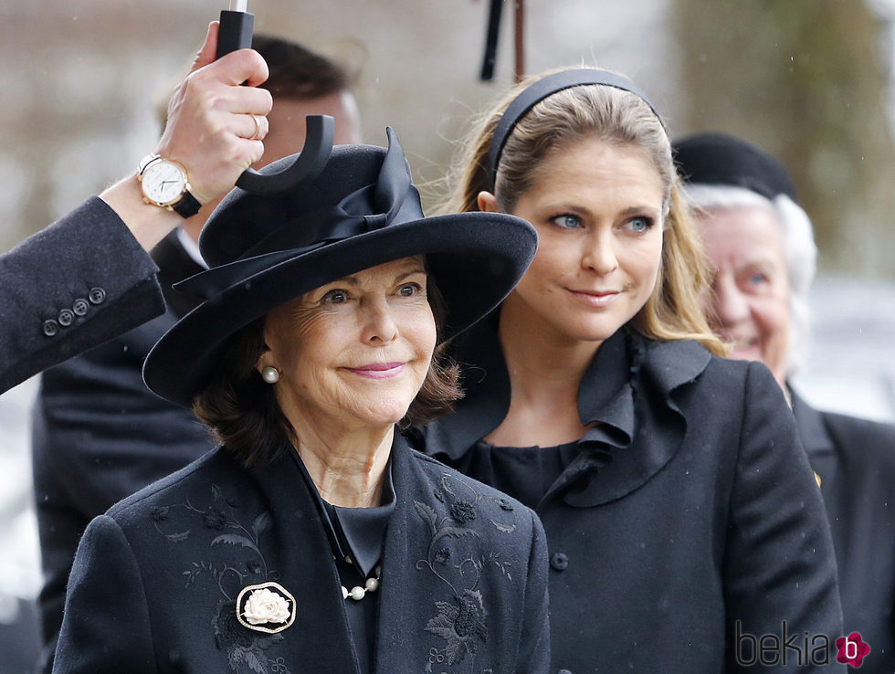 La Reina Silvia de Suecia y la Princesa Magdalena en el funeral del Príncipe alemán Richard zu Sayn-Wittgenstein Berleburg