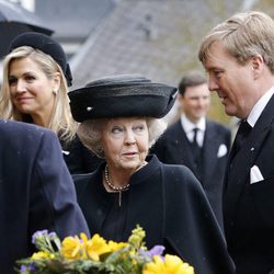Beatriz de Holanda, la Reina Máxima de Holanda y el Rey Guillermo Alejandro de Holanda en el funeral del Príncipe alemán Richard zu Sayn-Wittgenstein Berle