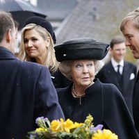 Beatriz de Holanda, la Reina Máxima de Holanda y el Rey Guillermo Alejandro de Holanda en el funeral del Príncipe alemán Richard zu Sayn-Wittgenstein Berle