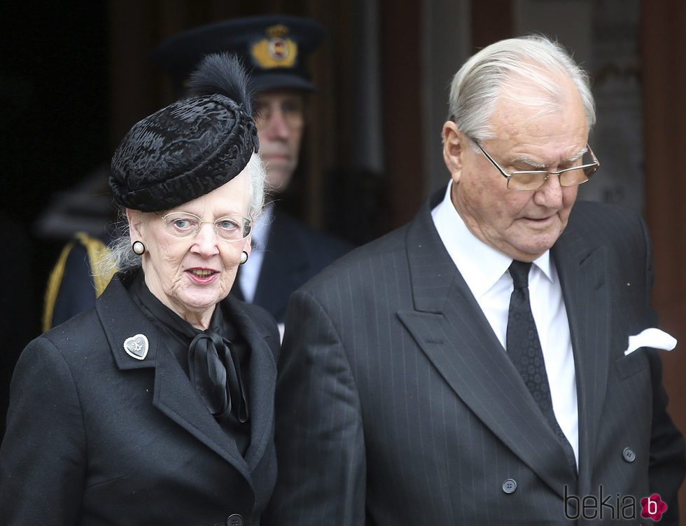 La Reina Margarita de Dinamarca y Enrique de Dinamarca en el funeral del Príncipe alemán Richard zu Sayn-Wittgenstein Berleburg
