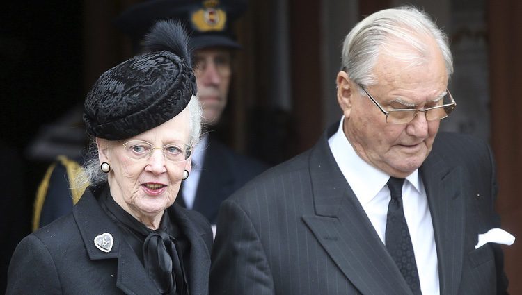 La Reina Margarita de Dinamarca y Enrique de Dinamarca en el funeral del Príncipe alemán Richard zu Sayn-Wittgenstein Berleburg