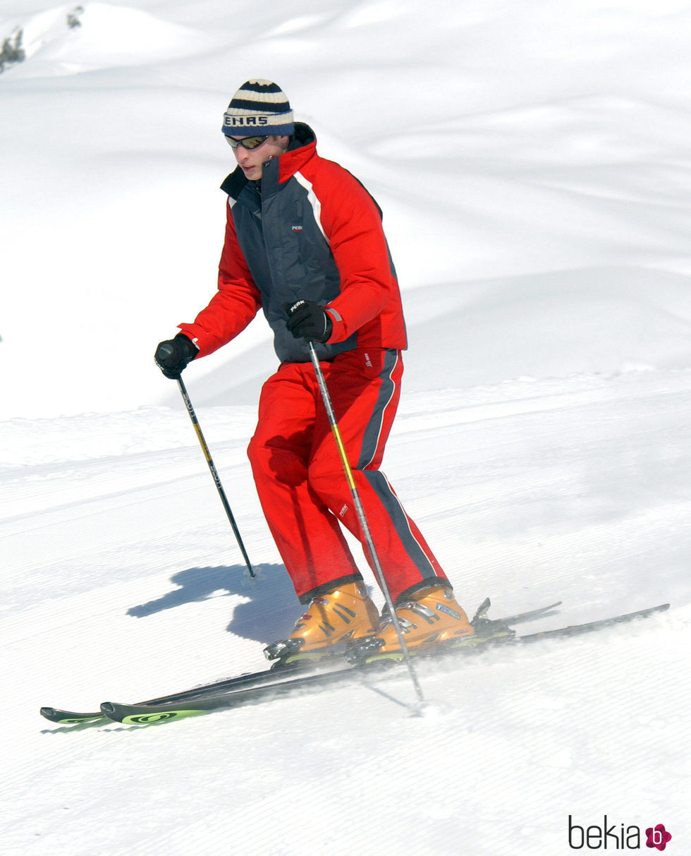 El Príncipe Guillermo esquiando