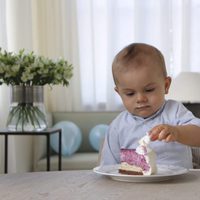 Oscar de Suecia comiendo tarta en su primer cumpleaños