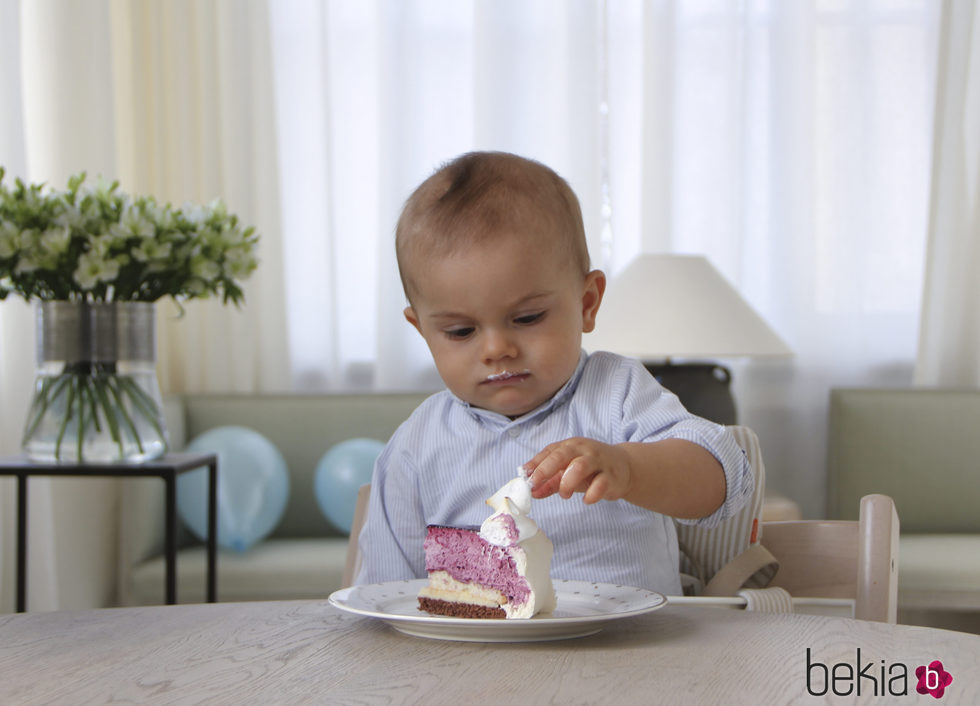 Oscar de Suecia comiendo tarta en su primer cumpleaños