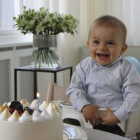 Oscar de Suecia, muy sonriente en su primer cumpleaños