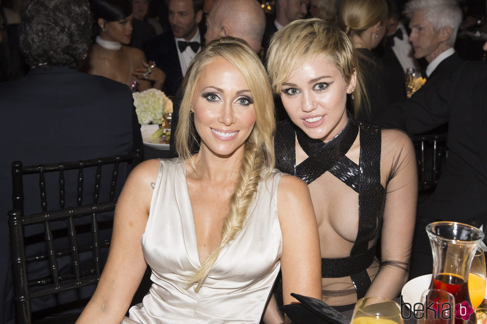 Miley Cyrus posa junto a su madre Tish