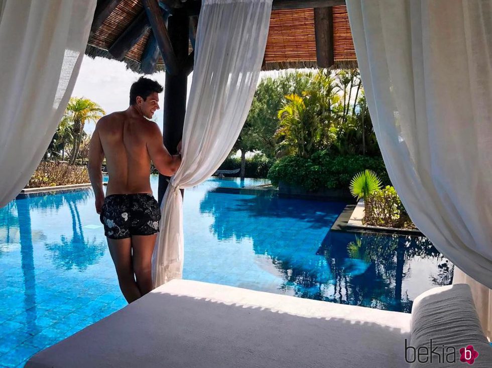 Diego Matamoros luce cuerpo en bañador en un hotel de lujo
