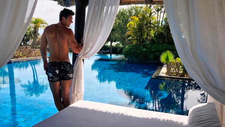 Diego Matamoros luce cuerpo en bañador en un hotel de lujo