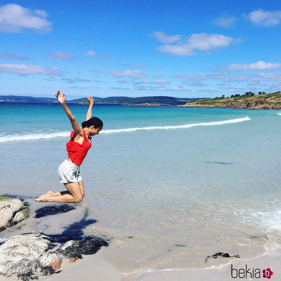 Kayoko Everhart saltando en la playa