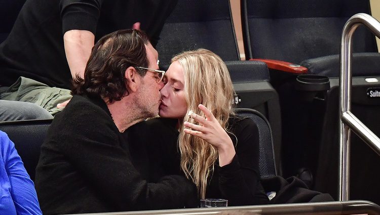 Ashley Olsen y Richard Sachs besándose durante un partido de la NBA