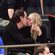 Ashley Olsen y Richard Sachs besándose durante un partido de la NBA