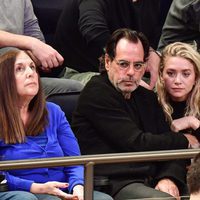 Ashley Olsen junto a su novio Richard Sachs viendo un partido de baloncesto