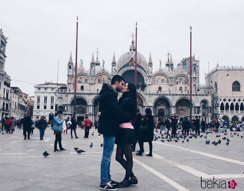 Pol y Adara ('GH 17') se besan frente a la catedral de San Marcos en Venecia