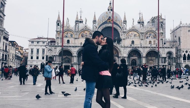 Pol y Adara ('GH 17') se besan frente a la catedral de San Marcos en Venecia