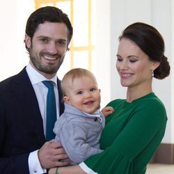 Carlos Felipe de Suecia y Sofia Hellqvist posan con su hijo Alejandro para anunciar que esperan otro bebé